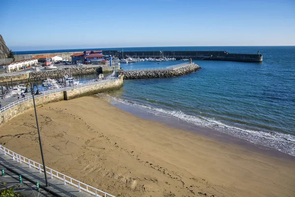 Foto Puerto Asturiano Con Mar Cielo Azul Luz Solar —  Fotos de Stock