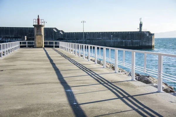 Foto Eines Asturischen Hafens Mit Geländer Und Sonnenlicht — Stockfoto