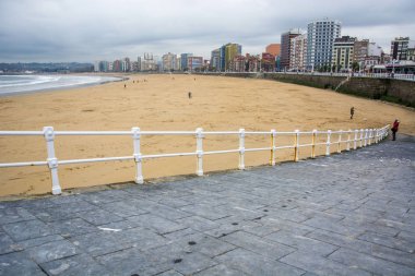 Korkuluk ve güneş ışığı ile bir plaj fotoğrafı