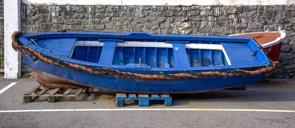 Фото Лодки Несколькими Цветами Солнечным Светом — стоковое фото