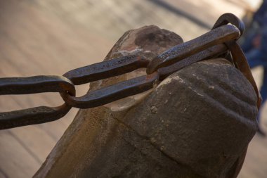 Soğuk renkler ve seçici odak ile bir bollard Fotoğraf