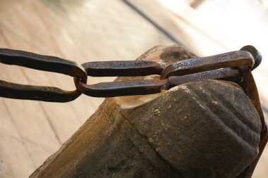 Soğuk renkler ve seçici odak ile bir bollard Fotoğraf