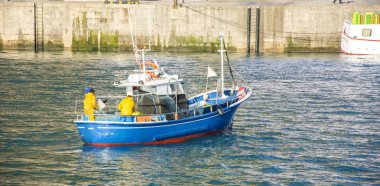 Deniz ve güneş ışığı ile bir balıkçı teknesi fotoğraf