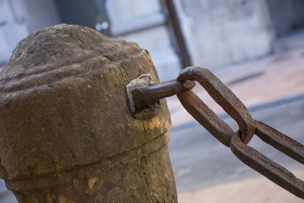 Foto Van Een Bolder Met Koude Kleuren Selectieve Scherpstelling — Stockfoto