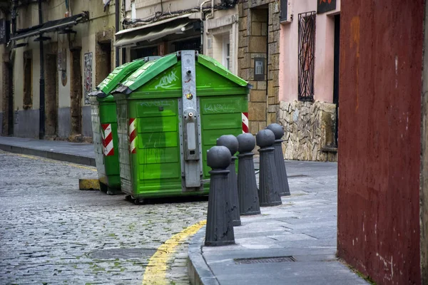 Birkaç renk ve güneş ışığı ile birkaç bollards Fotoğraf
