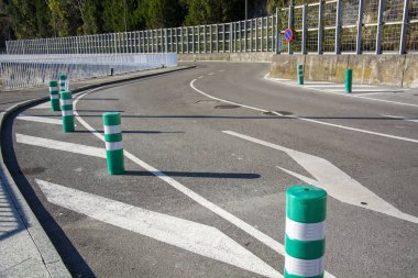 Yol ve güneş ışığı ile birkaç direkleri fotoğraf