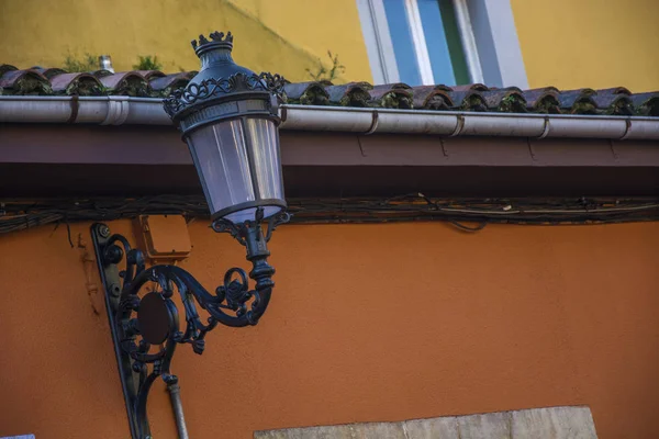 Photo Une Façade Bâtiment Avec Lampadaire Noir Plusieurs Couleurs — Photo