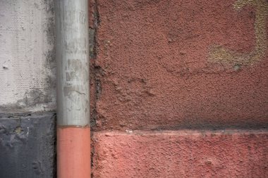 Yumuşak renkler ve çimento dokusu ile bir cephe detay fotoğrafı.