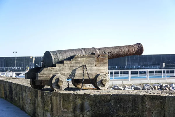 Cannone Metallo Con Colori Freddi Cielo Blu Luce Solare — Foto Stock