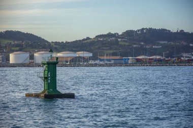 Asturian dağları, deniz, gökyüzü ve soğuk renkler.