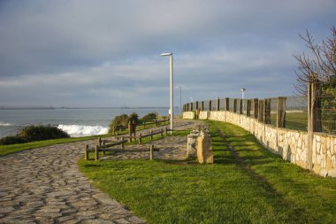 Tipik bir Asturian parkı. Yeşil çimenleri, taş izleri ve güneş ışığı var..