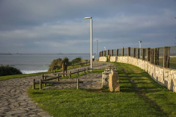 Typischer Asturischer Park Mit Grünem Gras Steinweg Und Sonnenlicht — Stockfoto