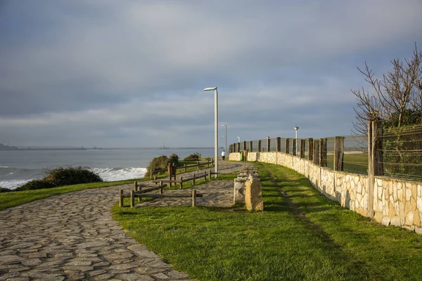 Tipik Bir Asturian Parkı Yeşil Çimenleri Taş Izleri Güneş Işığı — Stok fotoğraf