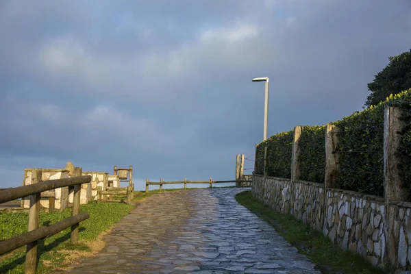 Foto Park Asturien Med Stenbana Träräcke Och Kalla Färger — Stockfoto