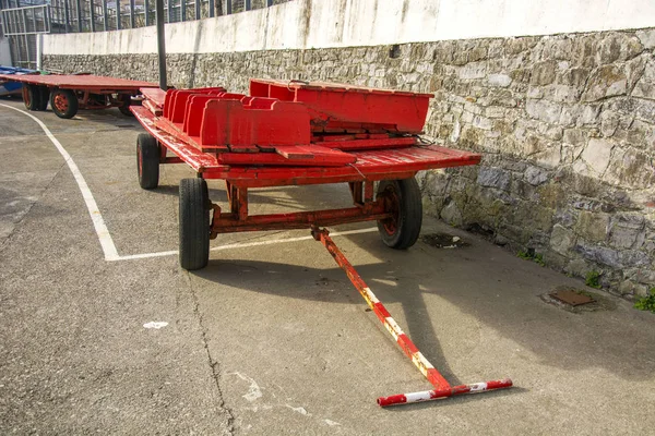 Photo Red Cart Several Colours Grey Ground Sunlight — Stock Photo, Image