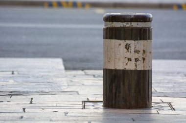 Soğuk renklerde, seçici odak noktası ve güneş ışığıyla bir bohça fotoğrafı.