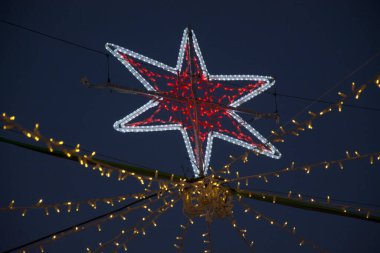 Çeşitli renklerde bir dekorasyonun fotoğrafı.