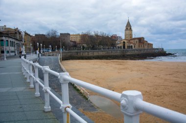 Kilise manzarası, beyaz korkuluklar ve soğuk renkler..