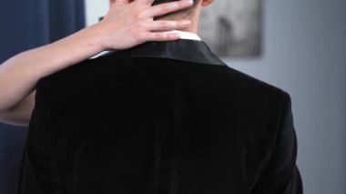 Sevgili çift stüdyoda birbirine bakıyor.