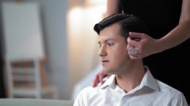 Bir adam ve bir kadın arkasında dikiliyorlar.