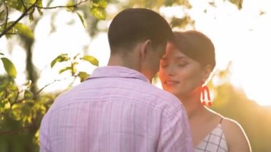 Yaz parkında büyüleyici bir çift