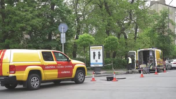 Egy sürgősségi gázszolgáltató végzi a munkát az utcán. A szabadalmaztatott szolgálati autók felszereléssel lehetővé teszik a munkavállalók számára, hogy gyorsan elvégezzék a javításokat. 2020. május. Kijev, Ukrajna. Gyümölcsfélék — Stock videók