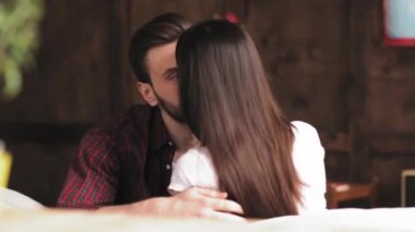 Destekleyici koca, karısına zor anlarında sarılır ve önemli bir karar verir. Sevgi dolu genç bir çift aynı fikirde. Prores 422