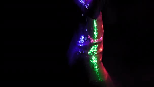 Sexy Afrikaans Amerikaans model dansend in neon licht op zwarte achtergrond. Mooi meisje dansen in fotostudio geïsoleerd op zwart in een zilveren glanzende jurk. Neon concept. Prores 422 — Stockvideo