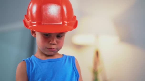 一个建筑行业的小男孩带着头盔和一位父亲说话，父亲教他如何正确地建造城堡。2019.June Kiev, Ukraine.Prores 422 — 图库视频影像