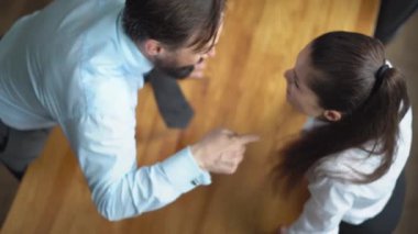 Üst Manzara. İş şiddeti. Bir adam, astına masaya yaslanarak bağırıyor. Yükseltilmiş tonları olan kız, ona karşı duran patronun çığlıklarına cevap verir. Cinsiyet çatışması konsepti. Prores 422