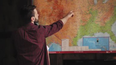 Koca, karısına kısa bir süre sonra tatilde araba ile seyahat edeceği bir yolculuk gösteriyor. Aile kavramı. Turizm konsepti. Prores 422