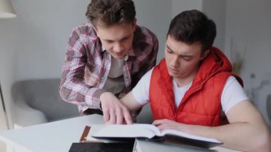 Arkadaşlar, hayal kırıklığı içinde kavga ettikleri kız ya da kız kardeşleriyle kanepede otururken birbirlerine karşı hayal kırıklığı ya da saygı eksikliği gösterirler. Arkadaş kavramı. Prores 422