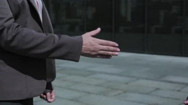 İş kadınları el sıkışıyor. İki iş kadını iş konferansı için dışarıda ofis binasının yakınında tokalaşıyorlar. İş konsepti. Prores 422
