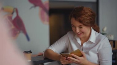 Güzel bir kadın akıllı telefondan mesaj okurken gülümser ve hayal kurarken yüzünü çevirir, kafede kahve molası verirken insanlara bakar. Prores 422