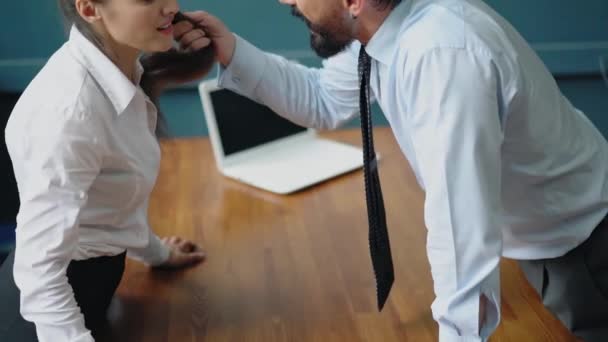 İş şiddeti. Adam masada dikilerek kadın saçı tutuyor. Yükseltilmiş tonları olan kız, ona karşı duran patronun çığlıklarına cevap verir. Cinsiyet çatışması konsepti. Prores 422 — Stok video