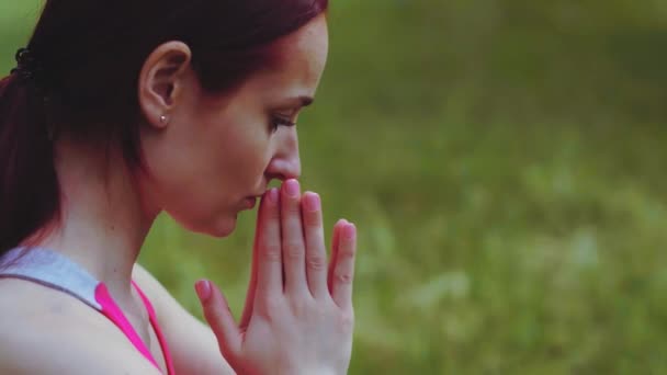 Super close up Yogalehrerin Frau Atemtechnik durchführen erfordert eine Menge Meditation Übungen im Freien im Park oder Garten. Prores 422 — Stockvideo