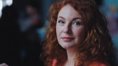 Çekici orta yaşlı iş kadını, düşünceli bir şekilde erkeğini bekliyor, notlara bakan kadın, rahat bir kafede otururken takvim girişlerini karşılaştırıyor. Prores 422