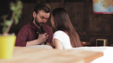 Genç adam kız arkadaşını çikolatayla besliyor ve oturma odasındaki kanepede otururken nazikçe öpüyor. Evli çiftler evlerinde vakit geçiriyorlar. Prores 422