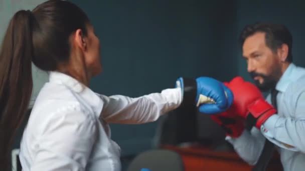 Freelancers boxeando peleando usando guantes. Colegas hombre y una mujer en ropa de negocios están tratando de liberar situaciones estresantes haciendo lucha divertida. Concepto de conflicto de género. Prores 422 — Vídeos de Stock