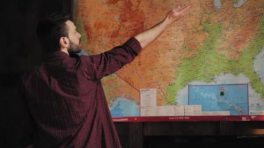 Karı koca yakında gidecekleri yolculuğu seçiyorlar. Tatilde arabayla seyahat ediyorlar. Aile kavramı. Turizm konsepti. Prores 422