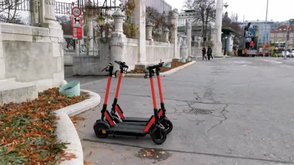 Uygulama aracılığıyla kiralık elektrikli scooter 'lar. Yeşil nakliye. Seyahat konsepti. Viyana Uluslararası Havaalanı. Viyana, Avusturya. Aralık 2019. Prores 422 — Stok video