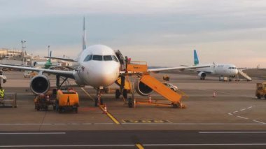 Hafta içi Viyana Uluslararası Havaalanı 'nda çalışıyor. Uçak kalkış için hazırlanıyor. Viyana Uluslararası Havaalanı. Viyana, Austira. Aralık, 2019. Prores 422