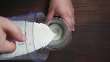 Erkekler ellerinde blender bardaklarıyla tek kullanımlık bardağa muzlu milkshake dökerler. Mikserde hazırlanmış muzlu milkshake. Prores 422