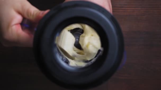 Bananenpuree in de blender voor je ontbijt. Bananenpuree voor je kind. Babyvoeding concept. Prores 422 — Stockvideo