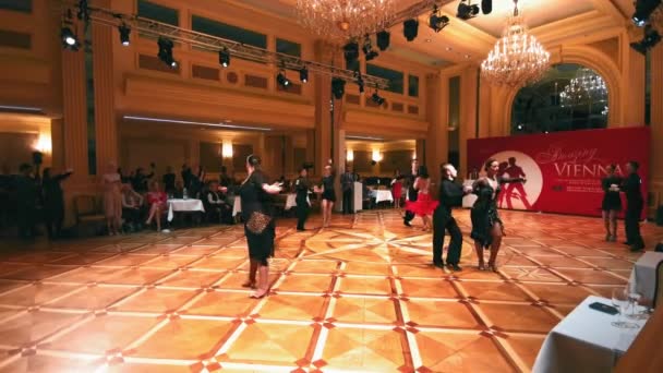 Dünyanın her yerinde profesyonel dansçılar var. İnanılmaz Viyana Dünya Şampiyonası Profesyonel Balo Salonu Şovu. Viyana, Austira. Aralık 2019. Prores 422 — Stok video
