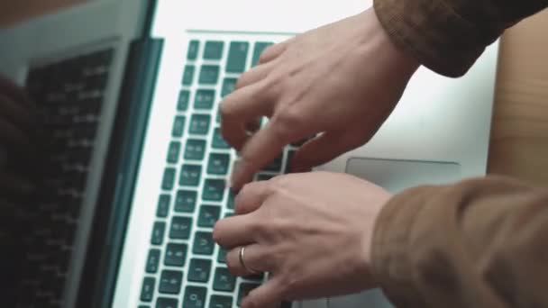 Súper cerca. Mujer con chaqueta marrón usando computadora. Las manos de la mujer escribiendo en el teclado portátil sentado en el alféizar de la ventana. Vista de ángulo superior. Concepto de negocio. Prores 422 — Vídeos de Stock