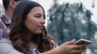 Akıllı telefonlu genç kız sınıf arkadaşlarıyla takılıyor. Milenyum kuşakları akıllı telefonlarda birlikte vakit geçirir. Prores 422