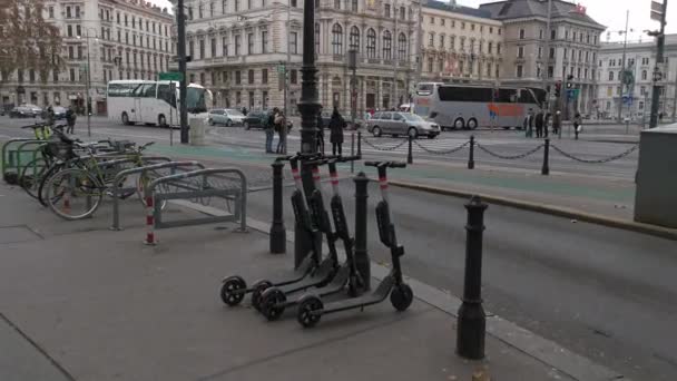 Strada trafficata con scooter elettrici parcheggiati sul lato in affitto attraverso l'app. Trasporti verdi. Tempo di concetto di viaggio. Aeroporto internazionale di Vienna. Vienna, Austria. Dicembre 2019. Prore 422 — Video Stock