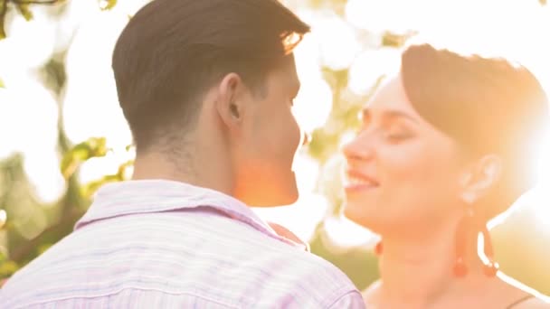 Pareja romántica besándose en el jardín — Vídeos de Stock