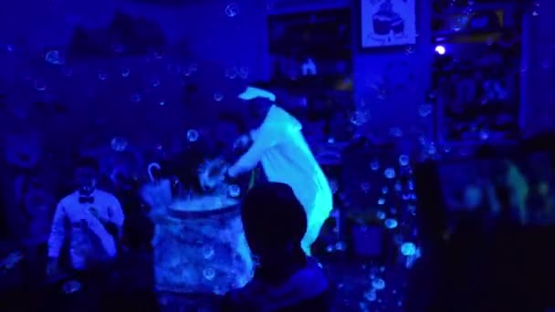 Мужчина показывает представление с мыльными пузырями для детей. Много мыльных пузырей. Детский праздник. Высококачественные 4к кадры. 22 февраля 2019 года. Киев, Украина — стоковое видео